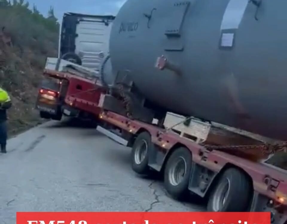 Camião imobilizado na EM548 devido a cedência da estrada