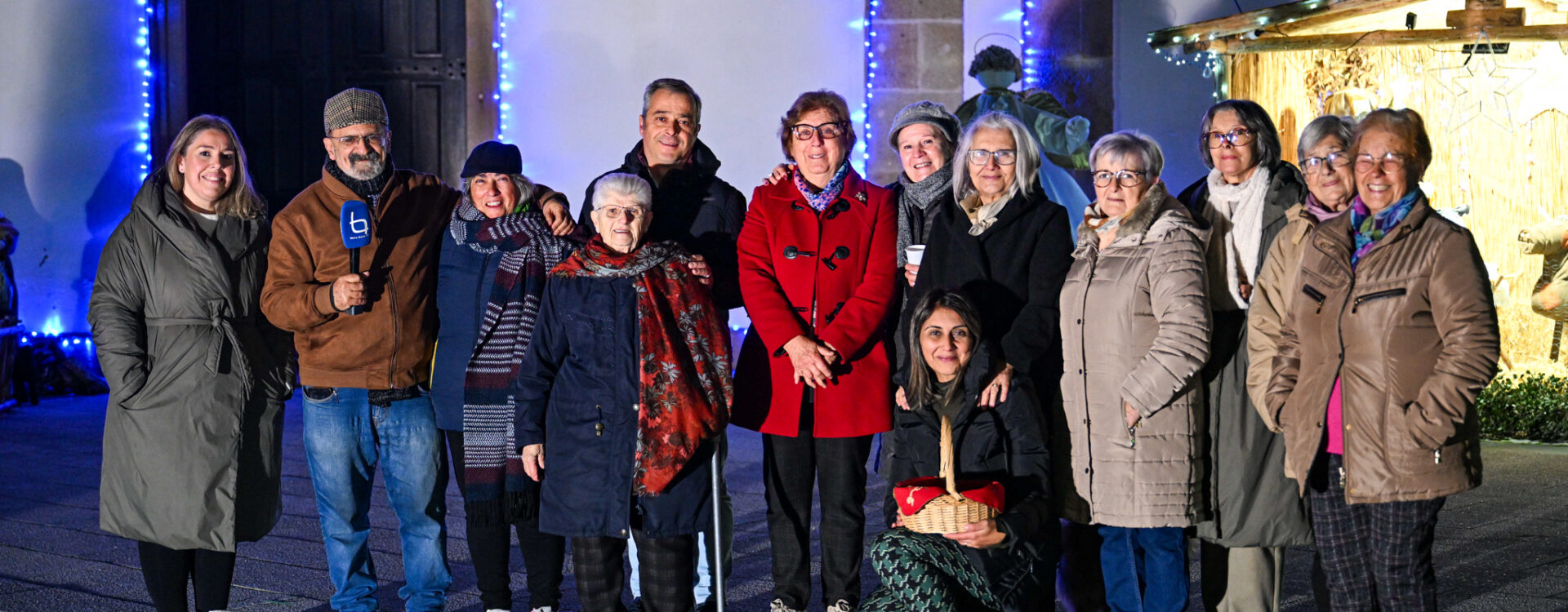 Mulheres da aldeia de Lousa mostram o presépio que fizeram