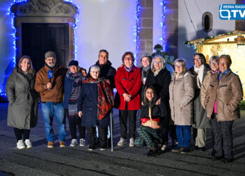 Mulheres da aldeia de Lousa mostram o presépio que fizeram