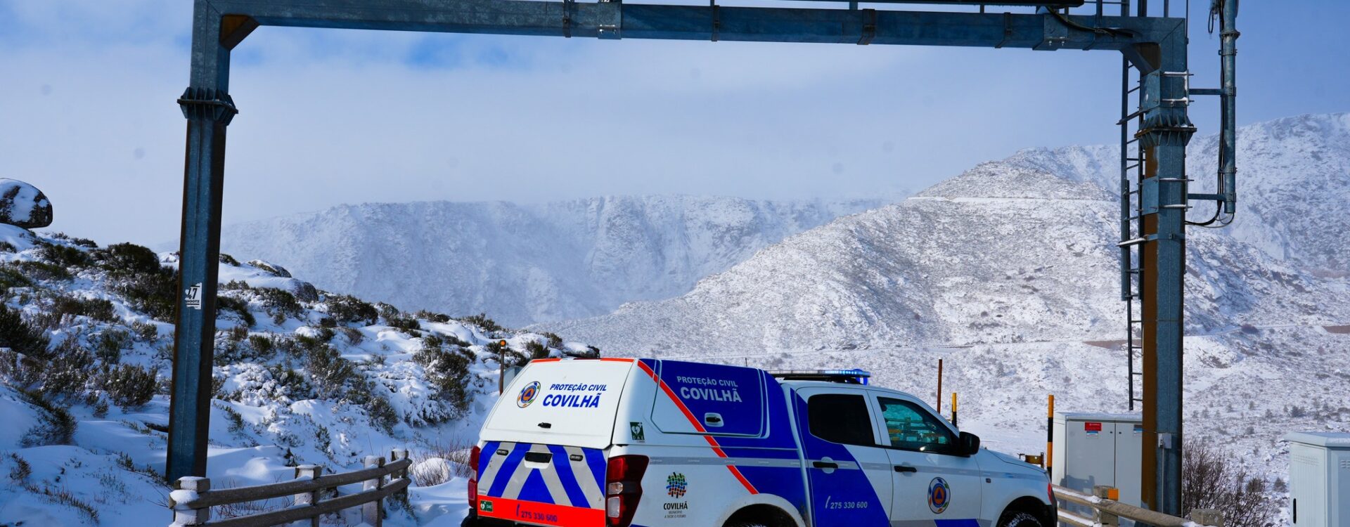 Neve mantém estradas cortadas na Serra da Estrela