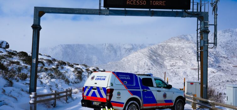 Neve mantém estradas cortadas na Serra da Estrela