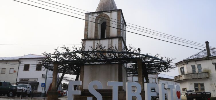 Estreito acorda coberto de neve
