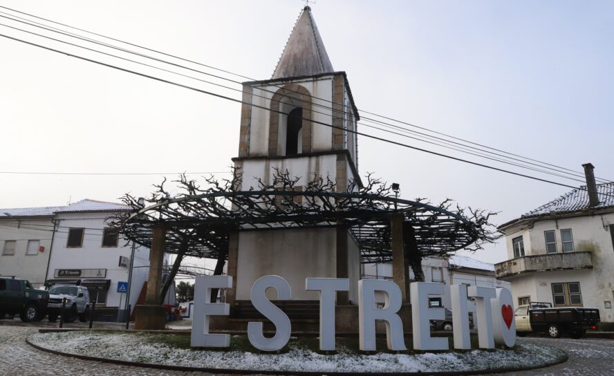 Estreito acorda coberto de neve