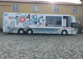 Alunos da APPACDM Castelo Branco visitam o autocarro Creativity