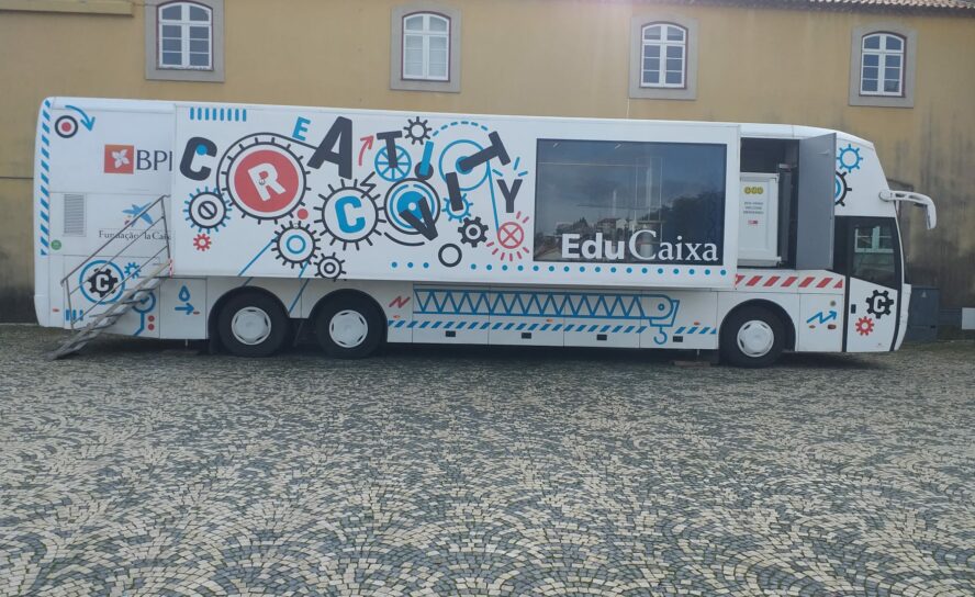 Alunos da APPACDM Castelo Branco visitam o autocarro Creativity