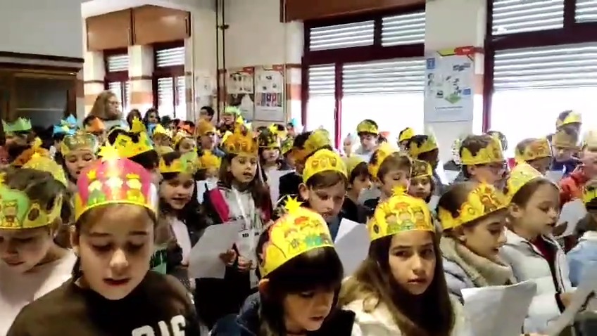 Alunos da Escola Básica João Roiz celebram as Janeiras