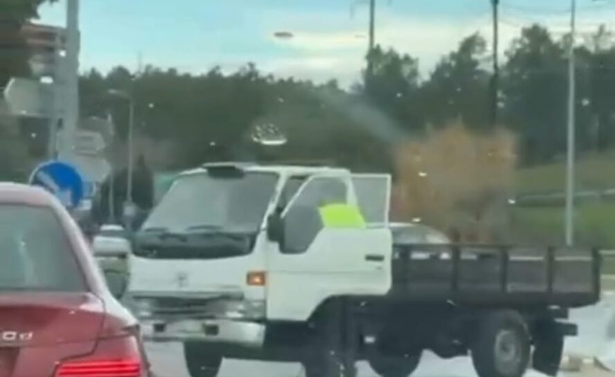 Carga espalhada na via na zona industrial de Castelo Branco