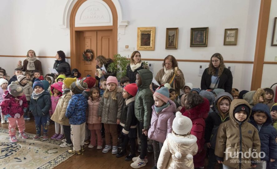 Crianças cantam as janeiras na Câmara Municipal do Fundão