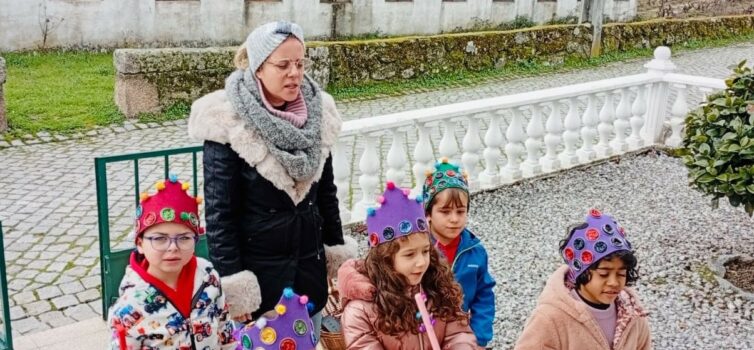 Crianças cumprem a tradição das Janeiras nas ruas do Carvalhal Formoso