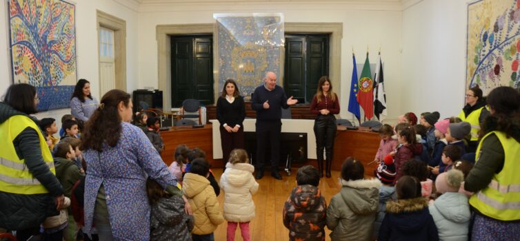 Crianças da Obra de Santa Zita cantaram as Janeiras na Câmara Municipal