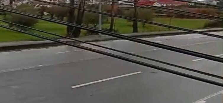 Estrada no Fundão cortada devido à queda de poste
