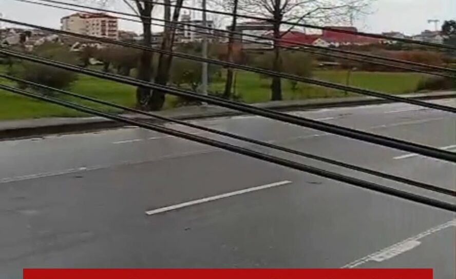 Estrada no Fundão cortada devido à queda de poste