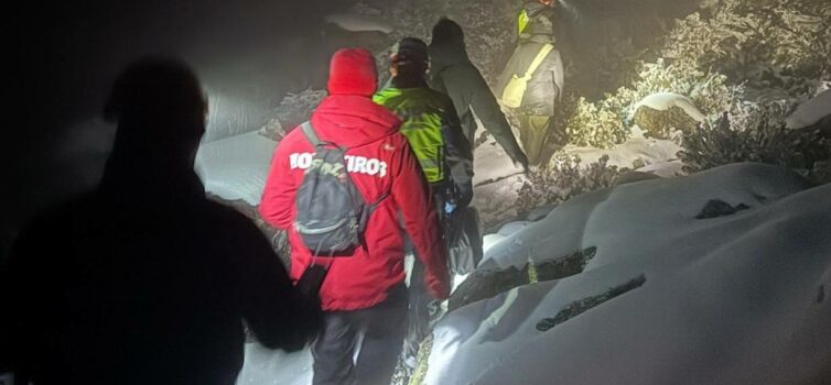 Seis turistas resgatados na Serra da Estrela devido à intensa queda de neve
