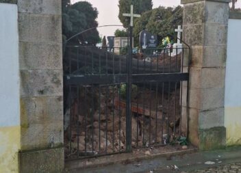 Tempestade Kristin causa danos no cemitério de Atalaia do Campo