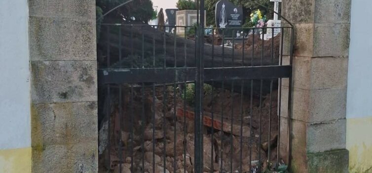 Tempestade Kristin causa danos no cemitério de Atalaia do Campo