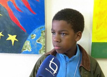Menino de nove anos ajuda a salvar a mãe ao ligar 112