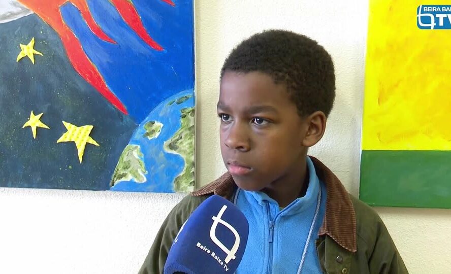 Menino de nove anos ajuda a salvar a mãe ao ligar 112