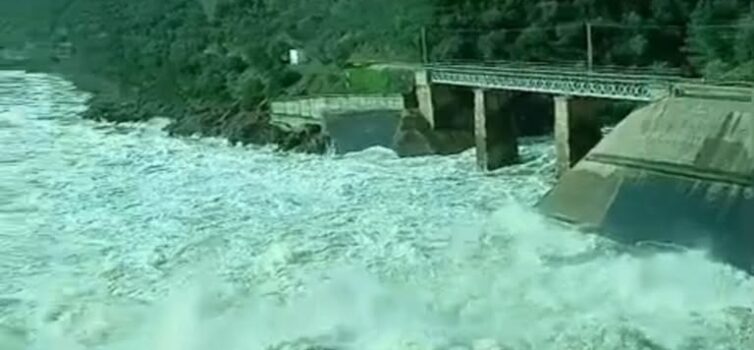 A Barragem do Fratel está a descarregar 4249.6 metros cúbicos de água por segund