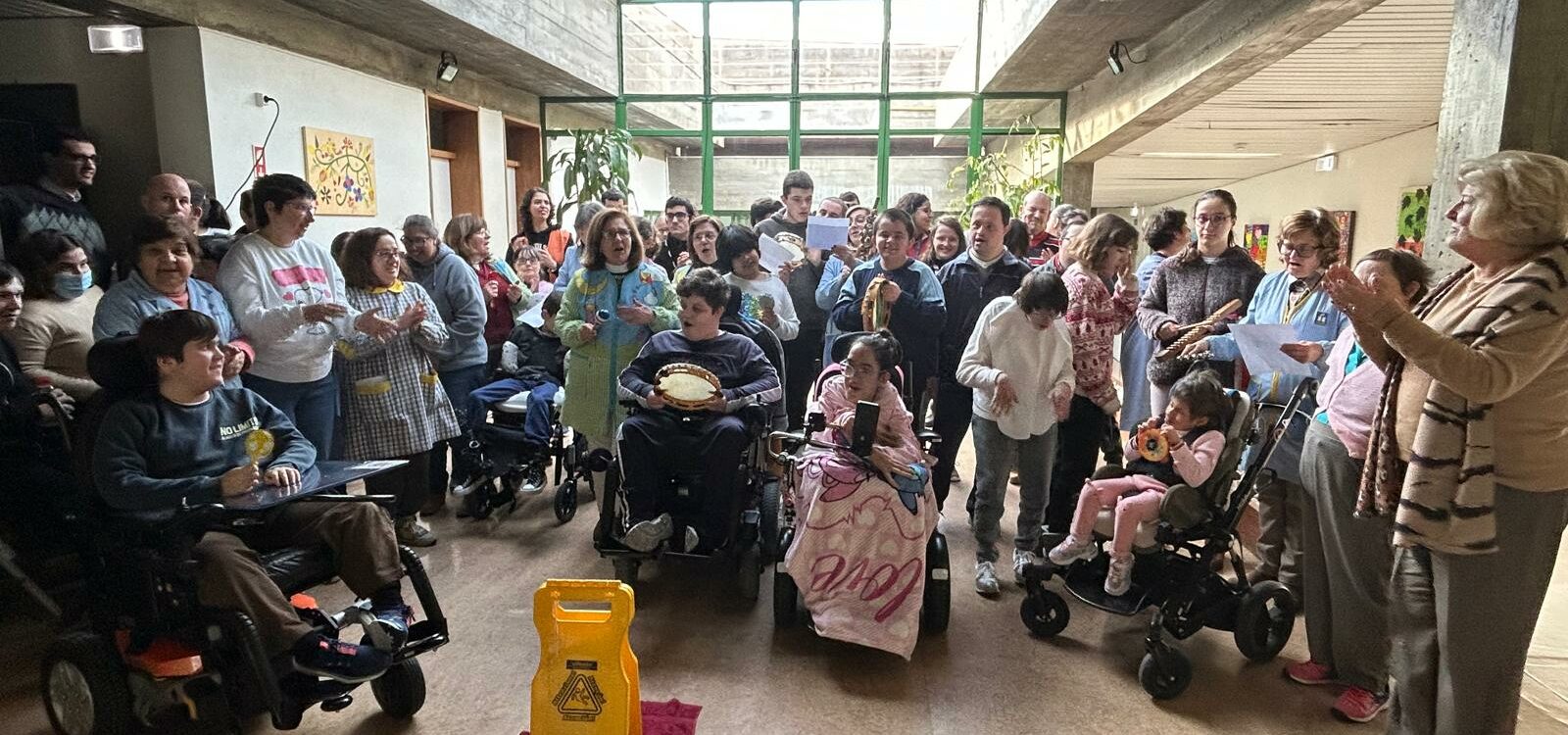 Alunos da APPACDM de Castelo Branco cantaram as Janeiras à comunidade educativa