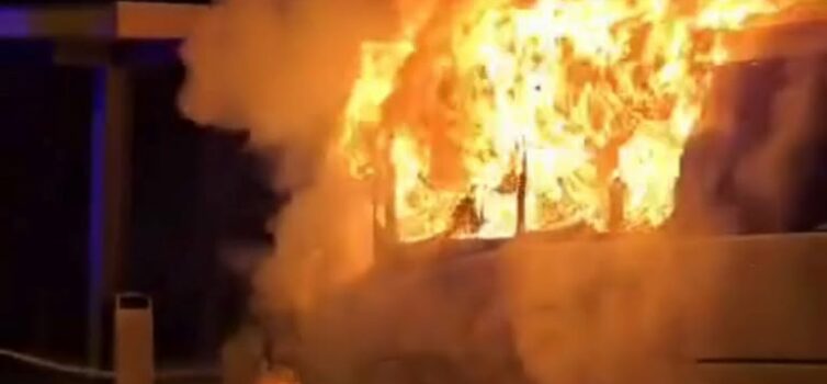 Autocarro da CIMAA destruído por incêndio durante a noite