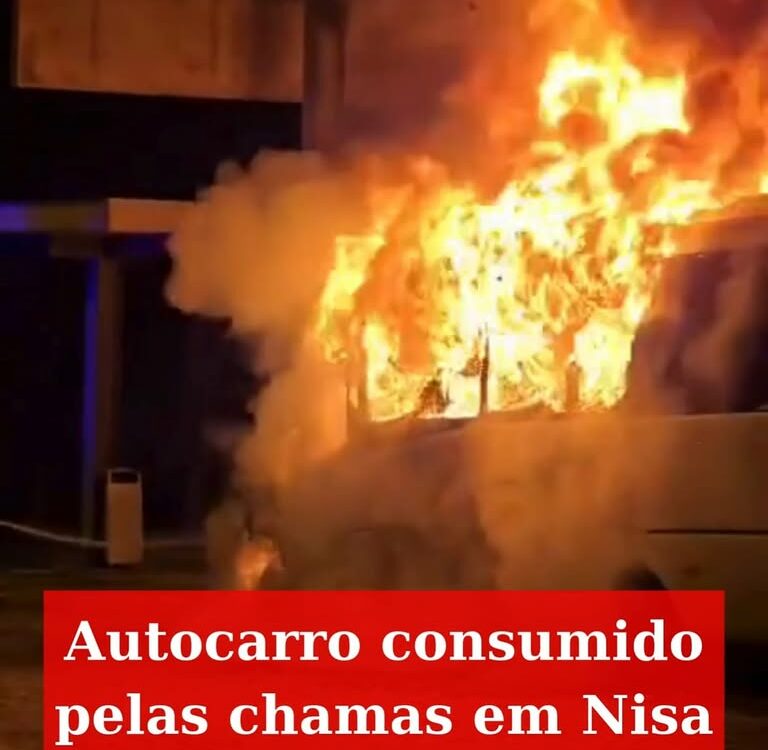 Autocarro da CIMAA destruído por incêndio durante a noite