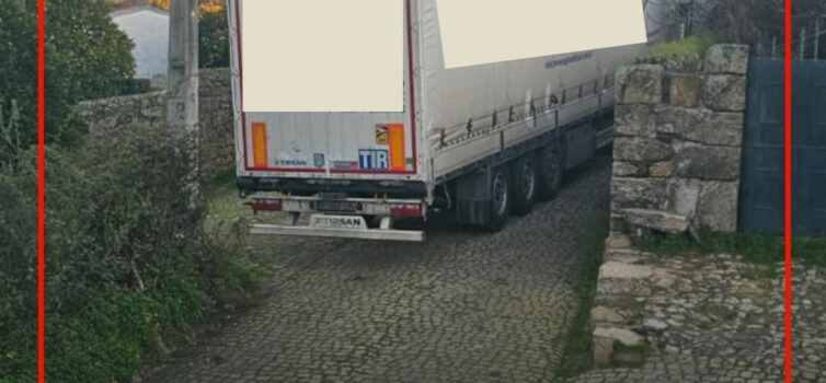 Camião "entalado" em Proença-a-Velha