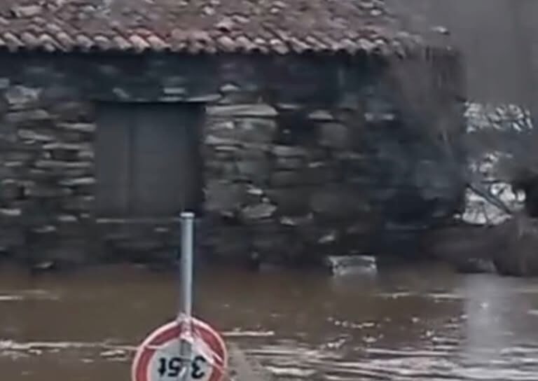 Consequência da chuva forte dos últimos dias no rio Erges que delimita a frontei