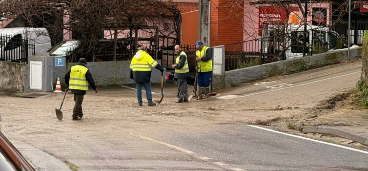 Deslizamento de terras corta rua na Covilhã