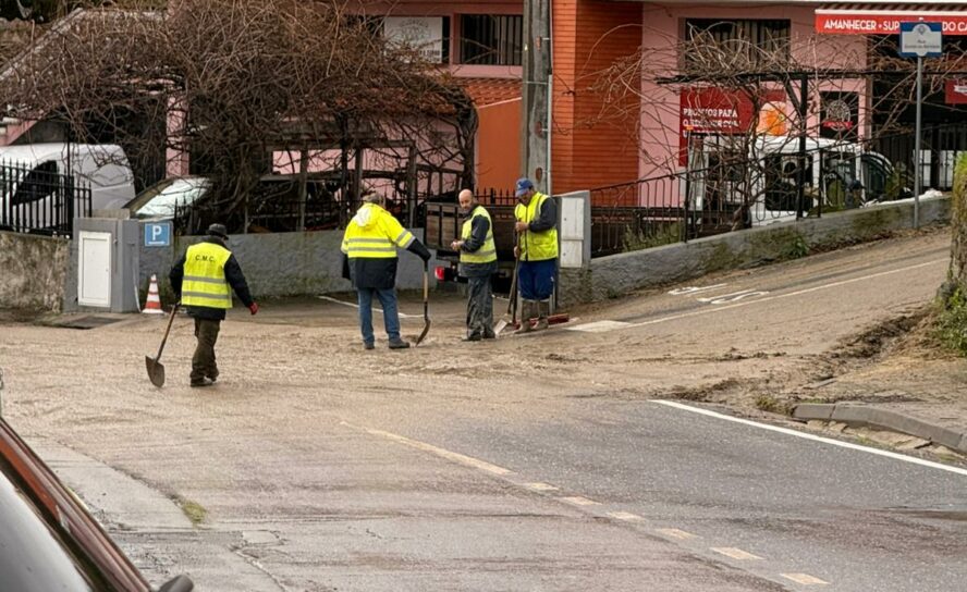 Deslizamento de terras corta rua na Covilhã