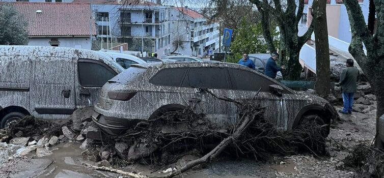 Lama e pedras arrastam carros em Portalegre