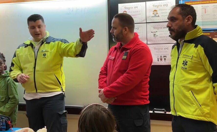 Menino de nove anos ajuda a salvar a mãe ao ligar 112