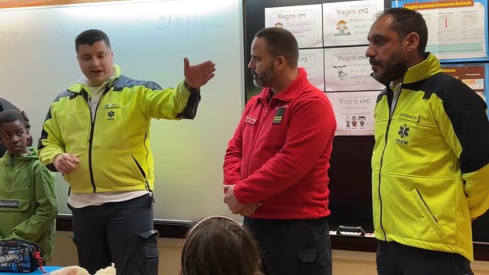 Menino de nove anos ajuda a salvar a mãe ao ligar 112