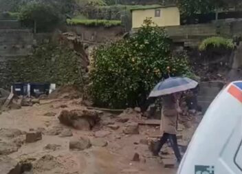 Queda de muro no Tortosendo atinge dois veículos