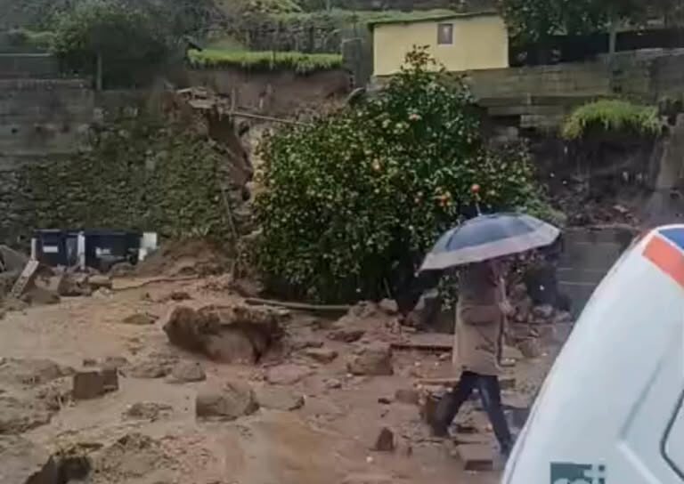 Queda de muro no Tortosendo atinge dois veículos
