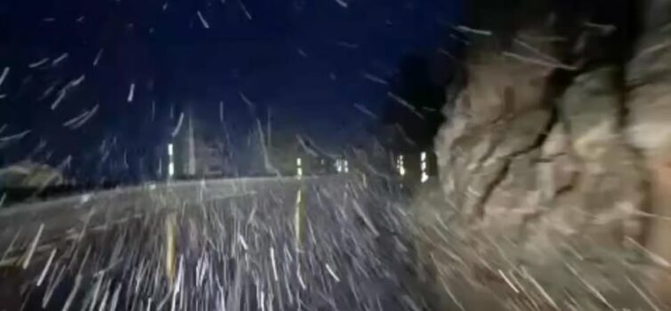 Começaram a cair flocos de neve na Serra da Estrela.