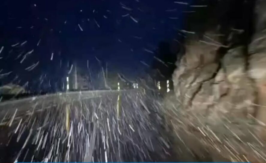 Começaram a cair flocos de neve na Serra da Estrela.