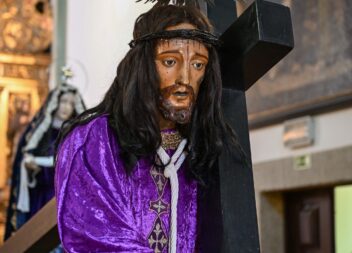 Procissão dos Santos Passos volta a mobilizar centenas no Fundão