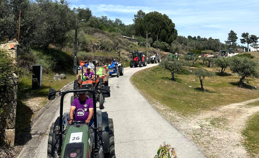5.º passeio de tratores com cerca de 150 participantes em Caria