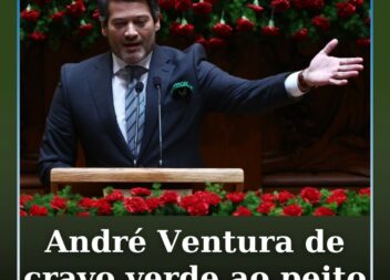 André Ventura de cravo verde ao peito nas comemorações do 25 de Abril