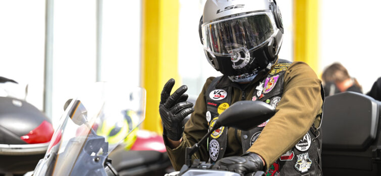 "Os Cucos" realizam passeio de motos e motorizadas