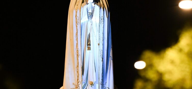 Beira Baixa TV a ajouté des photos à l’album : Procissão das Velas em Castelo Br