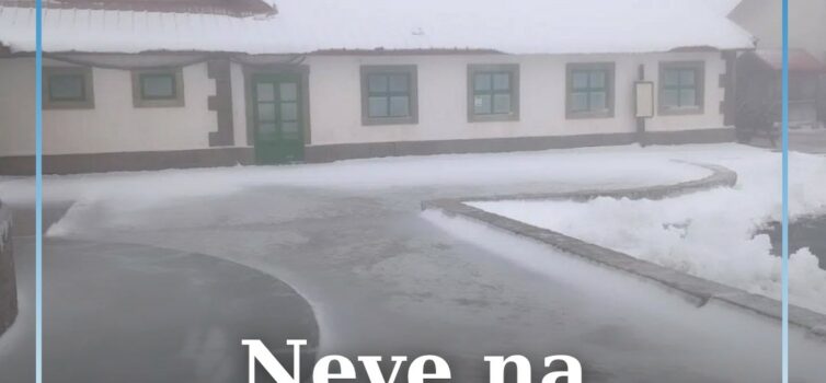 A Serra da Estrela acordou coberta de neve na manhã deste domingo