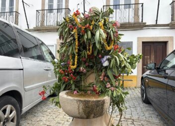 A vila de Alpalhão voltou a cumprir, este sábado, a tradição do 3 de maio