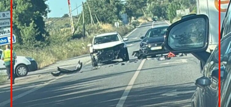 Duas viaturas ligeiras de passageiros colidiram na manhã desta quinta-feira
