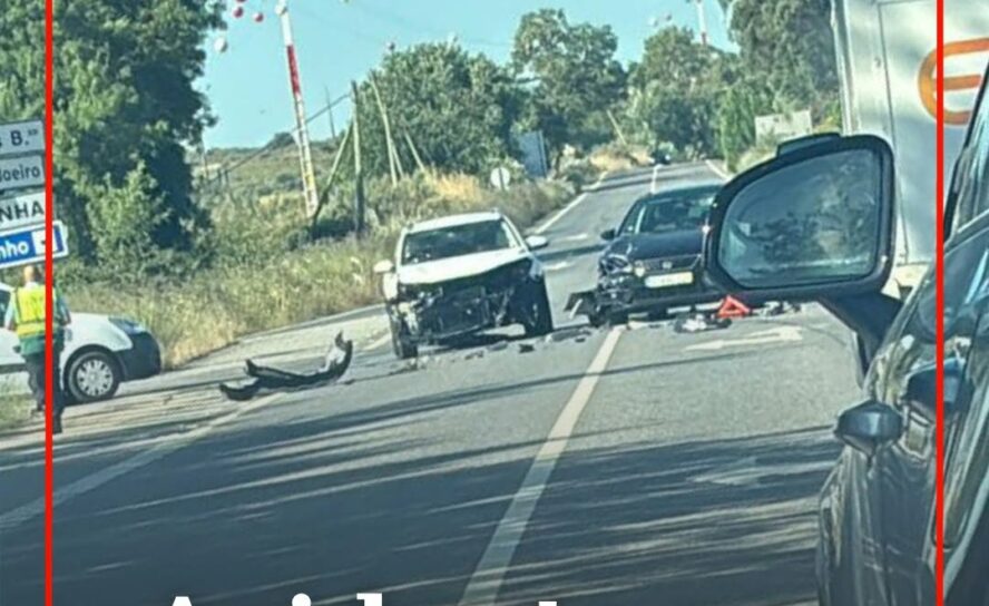 Duas viaturas ligeiras de passageiros colidiram na manhã desta quinta-feira