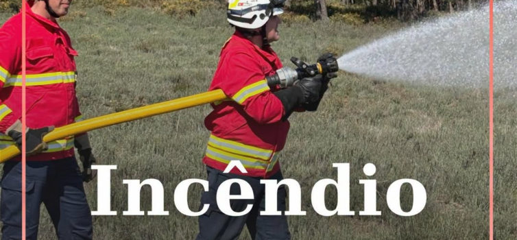 Está a ocorrer um incêndio florestal próximo da aldeia de Escalos de Cima.