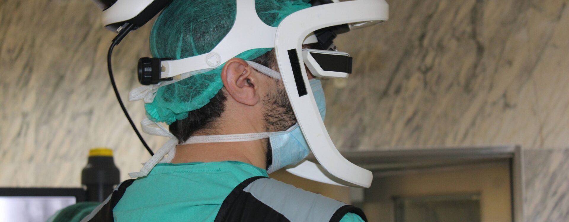 Intervenção à coluna com capacete cirúrgico inteligente reforça aposta da ULSCBE