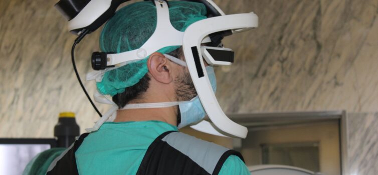 Intervenção à coluna com capacete cirúrgico inteligente reforça aposta da ULSCBE