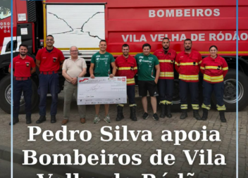 O piloto de ralis Pedro Silva entregou um donativo de 100 euros aos Bombeiros Vo