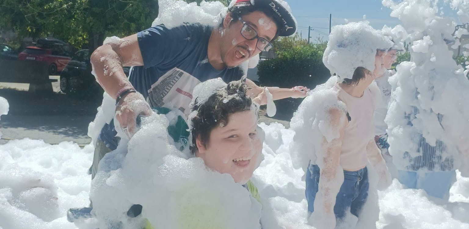 APPACDM realiza festa da espuma